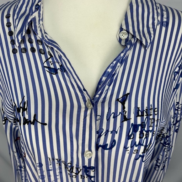Chico’s High low button up blue white striped script writing top women’s size M - Picture 7 of 15